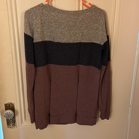 Tri colored pull over sweater - Picture 4 of 4